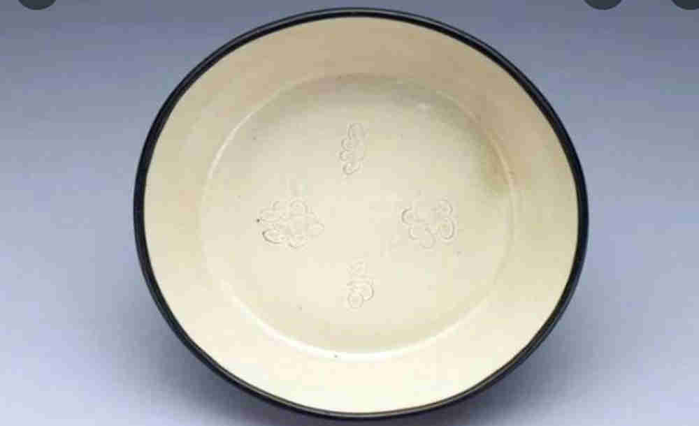 了解中國(guó)古代定窯白瓷,這篇文章不得不讀(圖1) 臺(tái)北故宮博物院收藏的定窯白瓷,白中閃黃,讓人眼前一亮.jpg