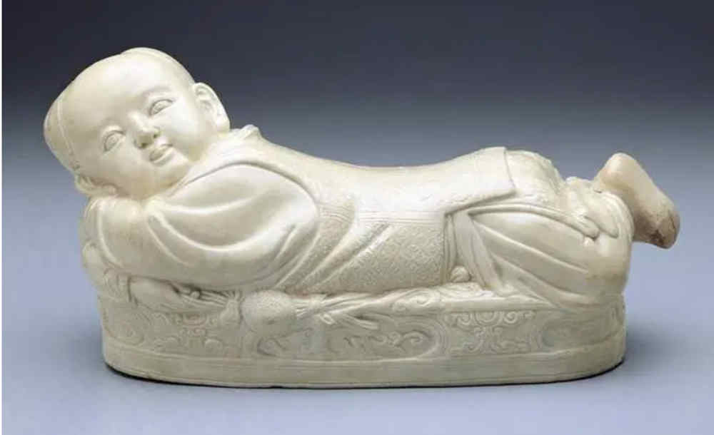 乾隆皇帝那些詠嘆定窯的詩(shī)作,這幾首最為精彩(圖1) 北京故宮博物院收藏的定窯孩兒枕.jpg