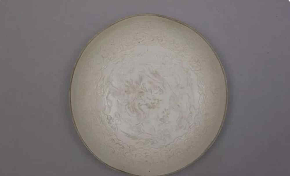 乾隆皇帝那些詠嘆定窯的詩(shī)作,這幾首最為精彩(圖2) 故宮博物院收藏的北宋定窯白釉印花云龍紋盤.jpg