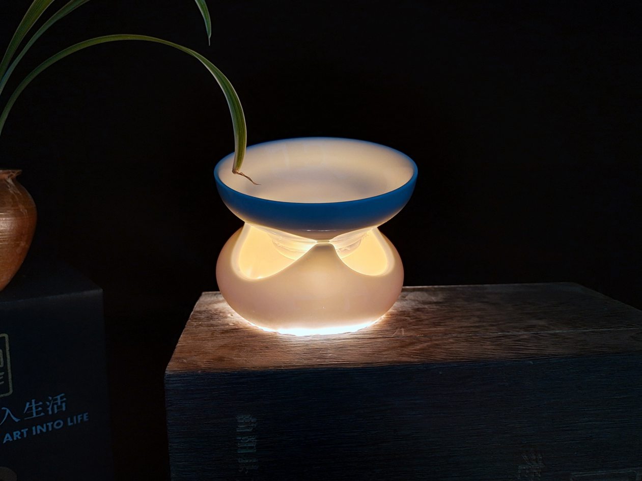 暖光下，大宋定窯設計的新品茶漏溫潤如玉