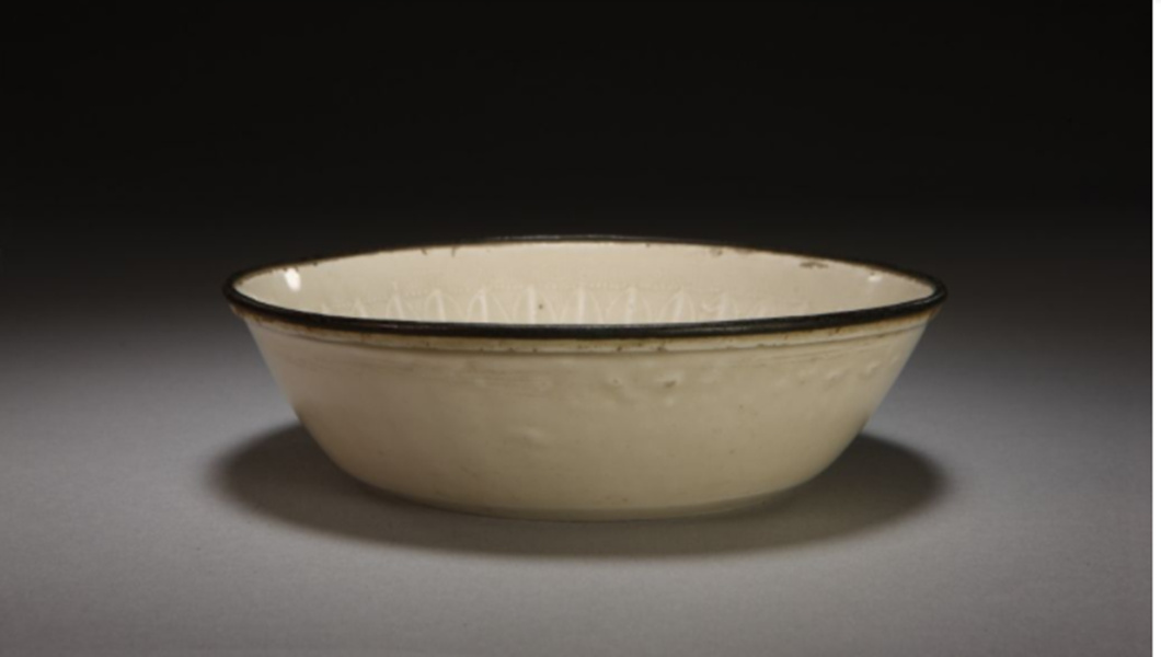 定窯白釉印花蟠螭花卉蓮瓣紋洗，運用了刻花、印花的裝飾手法