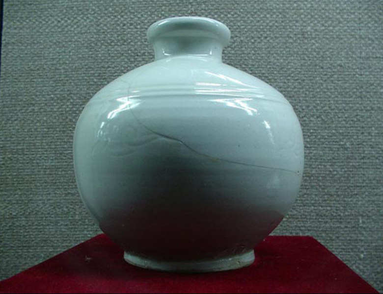 收藏于定州博物館的白釉劃花朵云紋球形瓶，瓶身上有明顯修復的痕跡